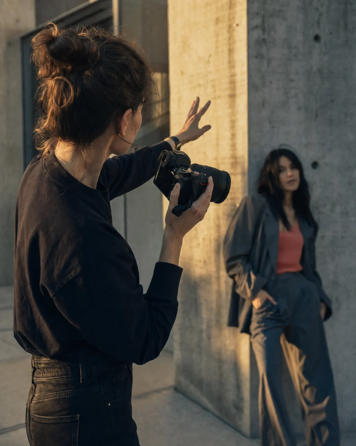 Fotografin begleitet ein modernes Modeshooting